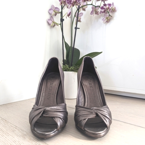 BURBERRY ITCALFAR14STE Metallic Taupe Leather Open-Toe Pumps, Twist Detail; 38 - Picture 3 of 16